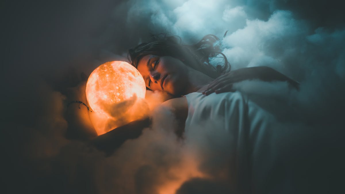 Une femme a l'impression de dormir dans les nuages