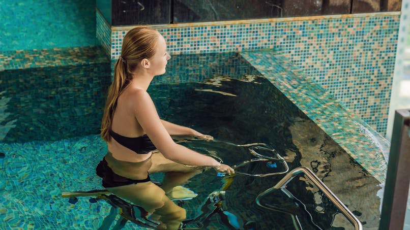 jeune-femme-faisant-de-l-aquabike-dans-une-piscine