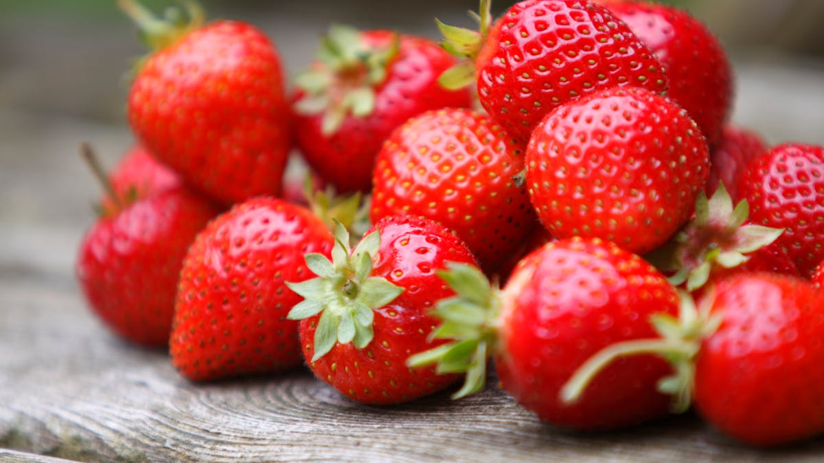 Selon une nouvelle étude, les fraises auraient le pouvoir de protéger le cerveau contre la maladie d’Alzheimer. 