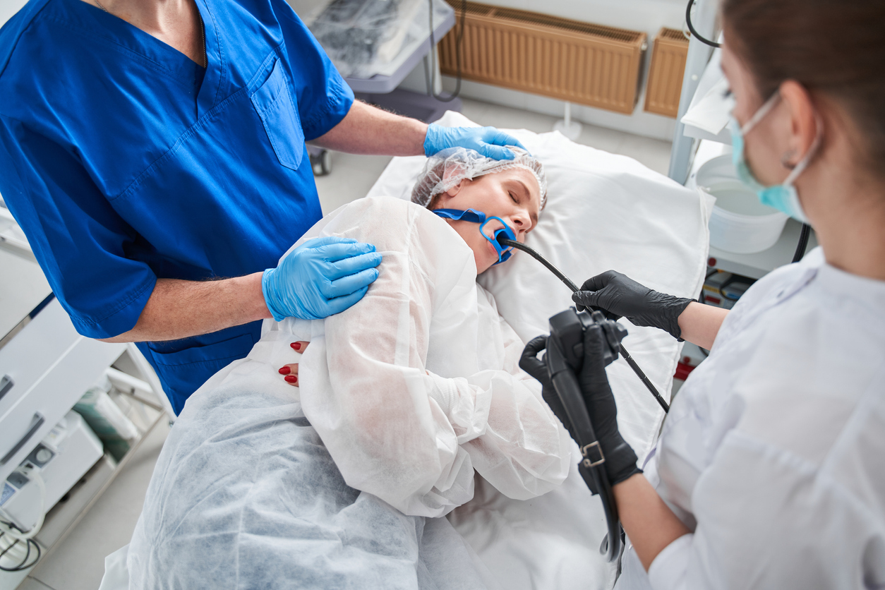 Coloscopie Et Endoscopie En Meme Temps Gastroscopie : comment se déroule l’examen, à quoi sert-il ? - Heygirls