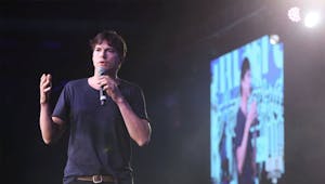 "J'ai de la chance d'être en vie" : Ashton Kutcher se confie sur sa maladie