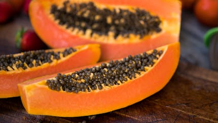Papaye : tous les bienfaits santé de ce fruit aux petites graines noires