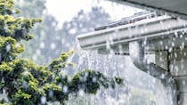 Restriction d'eau : pourquoi il ne faut pas boire l'eau de pluie