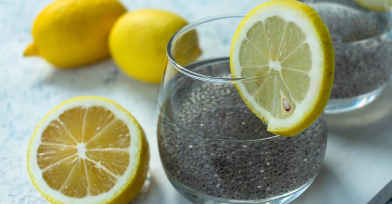 Graines de chia et jus de citron : cette boisson vantée sur Tik Tok évite-t-elle vraiment la constipation ?