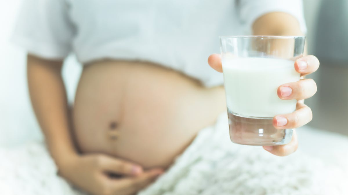 Une femme boit du lait de soja pendant sa grossesse