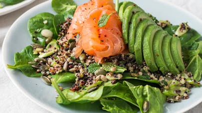 Salade de quinoa au saumon fumé, avocat et épinards