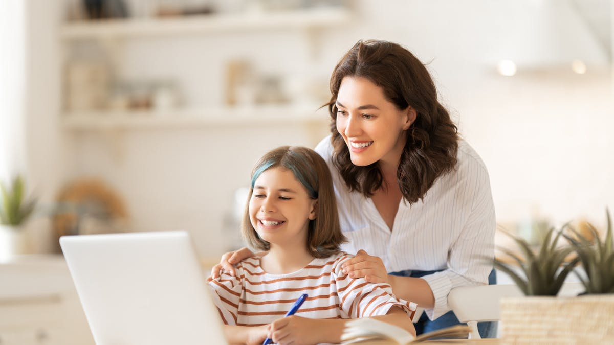 Une mère aide sa fille à faire ses devoirs
