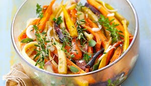 Salade tiède de carottes anciennes aux herbes fraîches