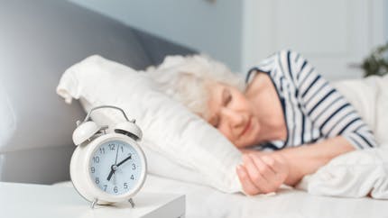 Selon les scientifiques, se coucher tard et dormir moins de huit heures diminue le risque de démence