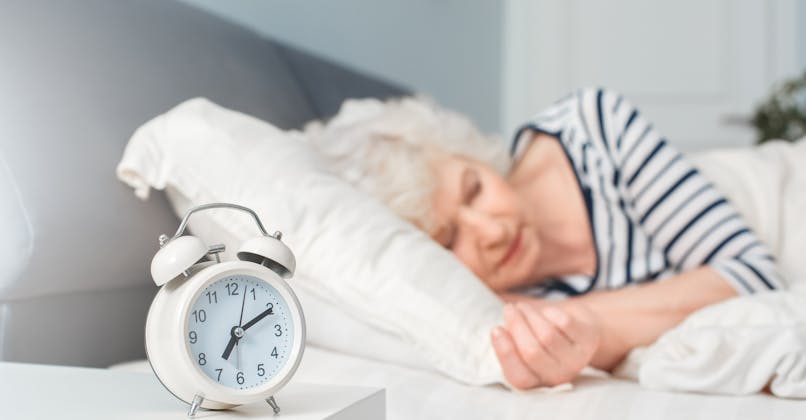 Les personnes âgées qui se couchent tôt et dorment longtemps sont plus susceptibles de développer une démence.