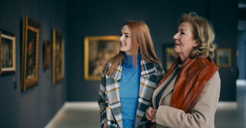 Une mère et sa fille déambulent dans un musée