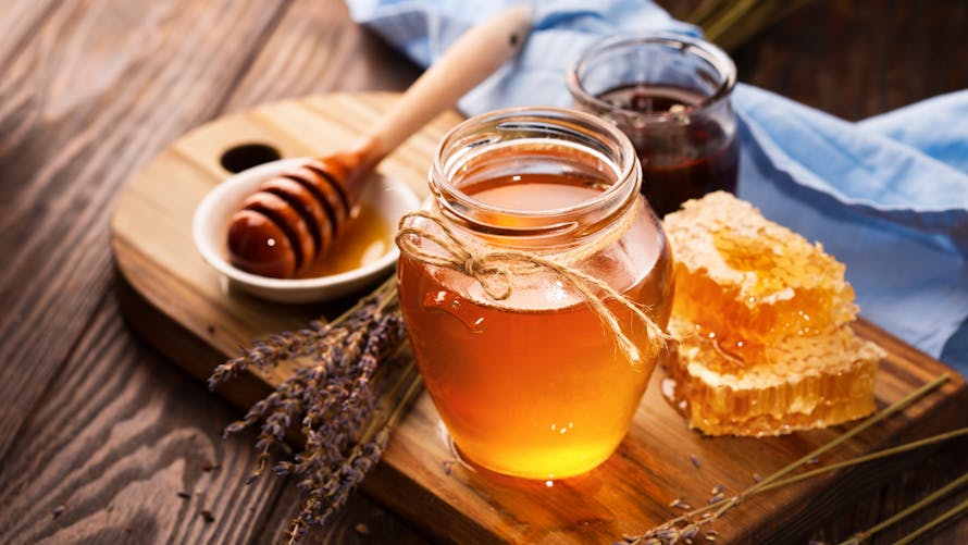 Le miel est la substance obtenue par les abeilles avec le nectar des fleurs.