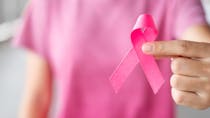 Cancer du sein : Evelyne Dhéliat évoque "l'une des épreuves les plus dures de sa vie"