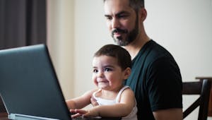 Plus de 80 % des parents exposent leurs enfants aux écrans avant l’âge de 2 ans : quelles conséquences ?  