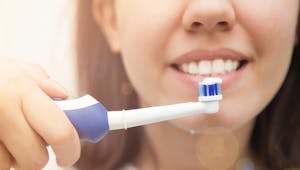La brosse à dents électrique est-elle plus efficace ?