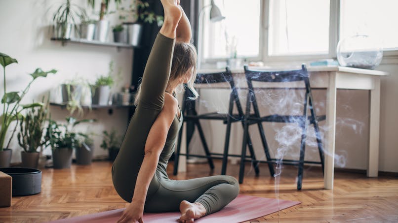 Une jeune femme hyperlaxe fait du yoga