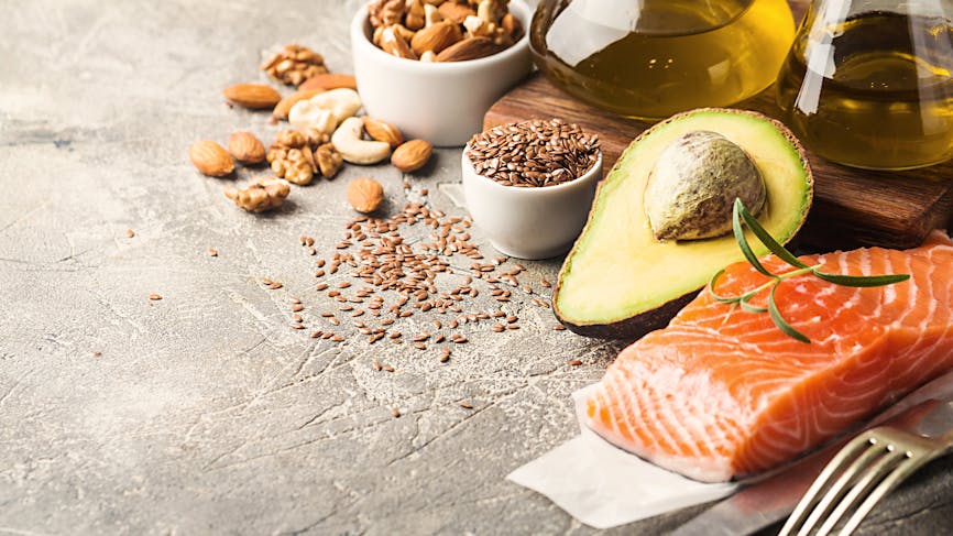 Les régimes riches en acides gras oméga-3 et pauvres en aliments transformés réduisent l'inflammation. 