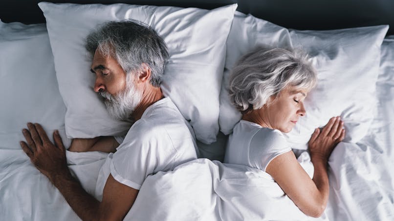 Couple de 50 ans qui dort, sommeil des seniors