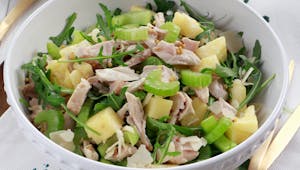 Salade au poulet, céleri, ananas et roquette