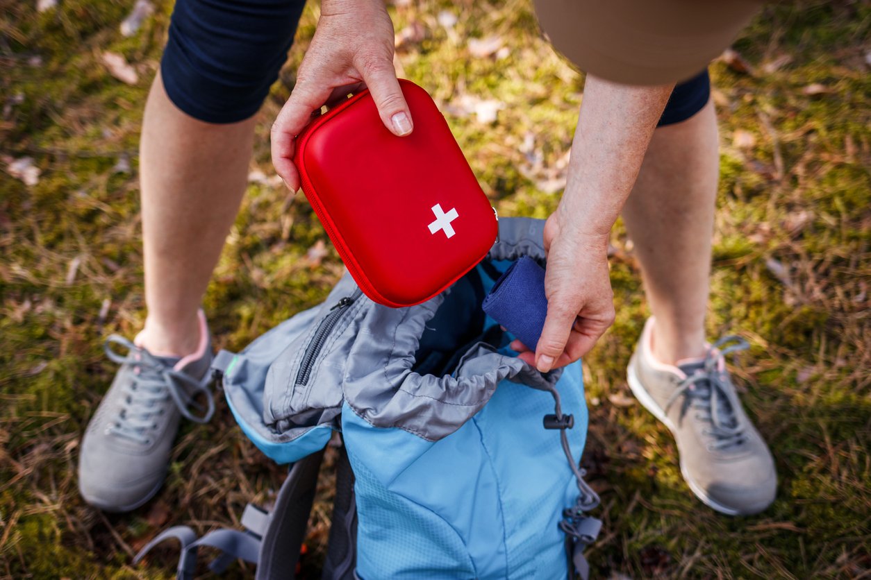 Que faut-il dans la trousse de secours quand on voyage ?