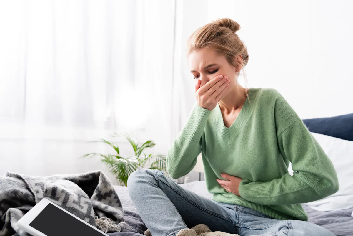 Nauses et vomissements : quelles causes ? quels traitements ? quand consulter ? | Sant Magazine Nauses et vomissements : quelles causes ? quels traitements ? quand consulter ? | Sant Magazine