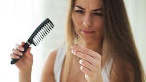 Chute de cheveux : les bons aliments pour l'éviter