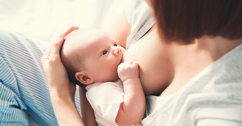 femme et bébé au sein