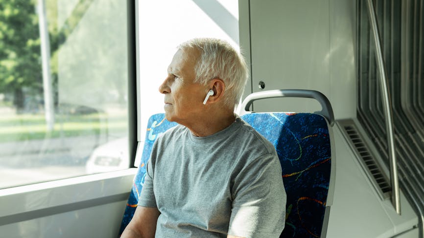 un homme écoute de la musique dans le bus
