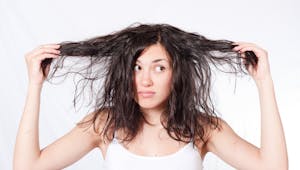 Cheveux : la fréquence idéale pour les laver selon un dermatologue