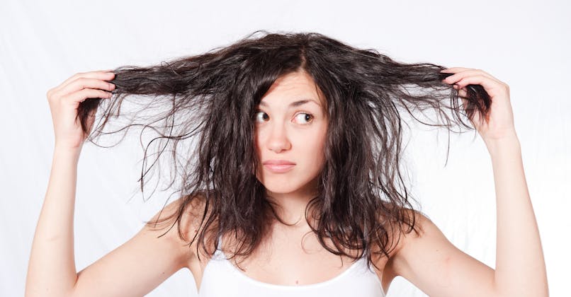 Cheveux : la fréquence idéale pour les laver selon un dermatologue