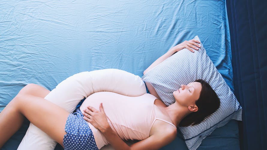 Comment utiliser le coussin de grossesse pour dormir ? | Santé ...