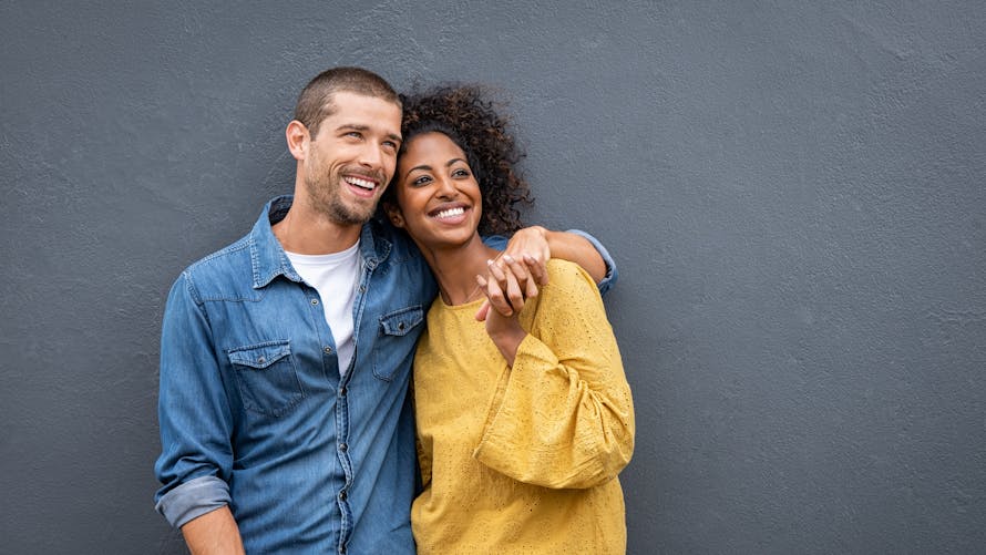Couple souriant qui se tient par le cou