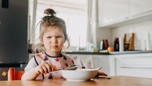 Votre enfant ne veut pas manger ? Évitez les bols rouges