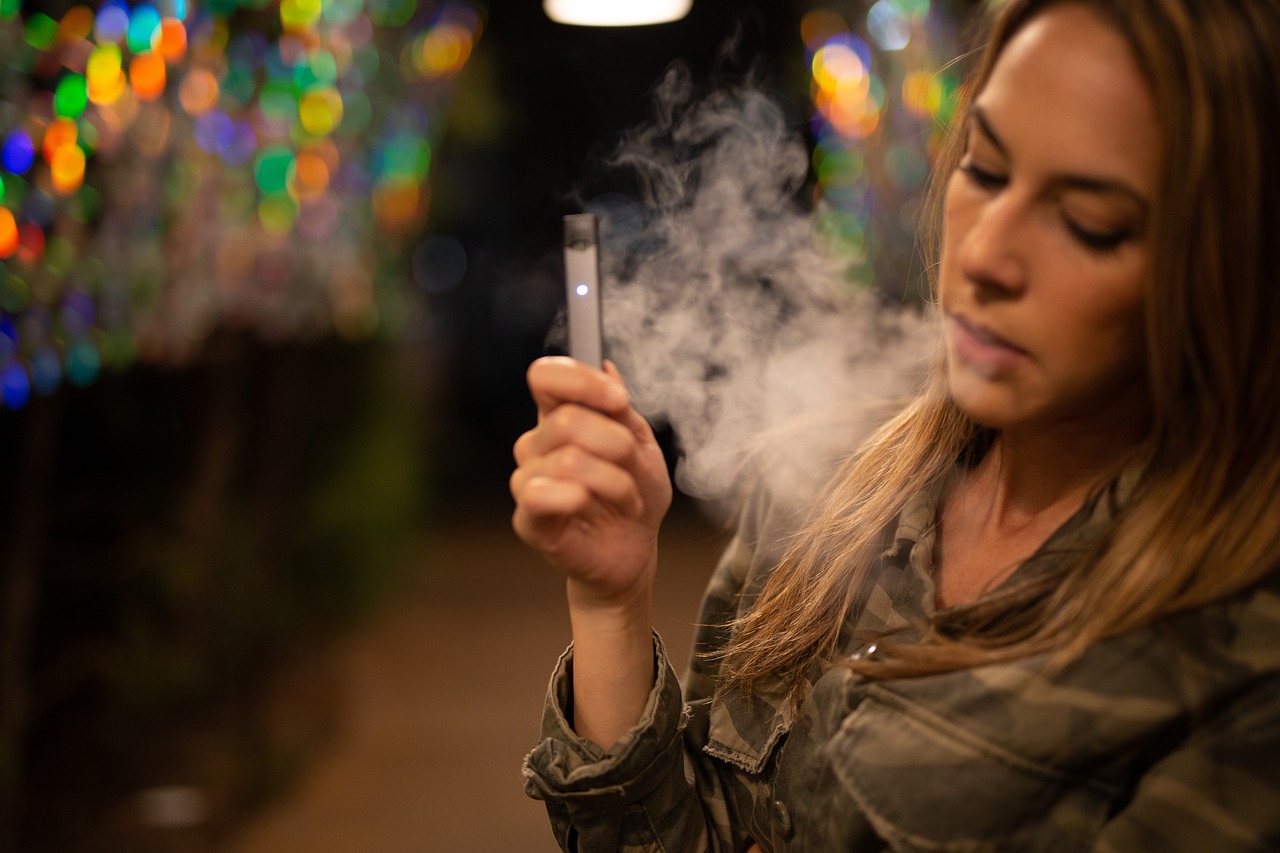 Santé bucco-dentaire : vapoter pourrait entraîner des caries