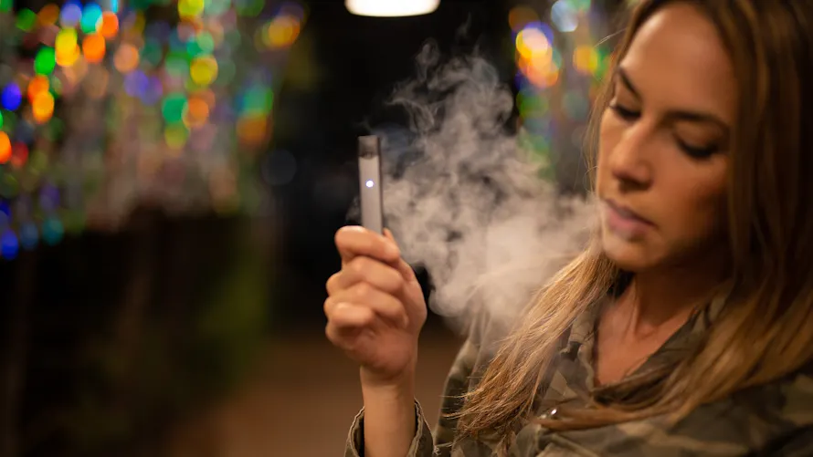 Sant bucco-dentaire : vapoter pourrait entraner des caries | Sant Magazine Sant bucco-dentaire : vapoter pourrait entraner des caries | Sant Magazine