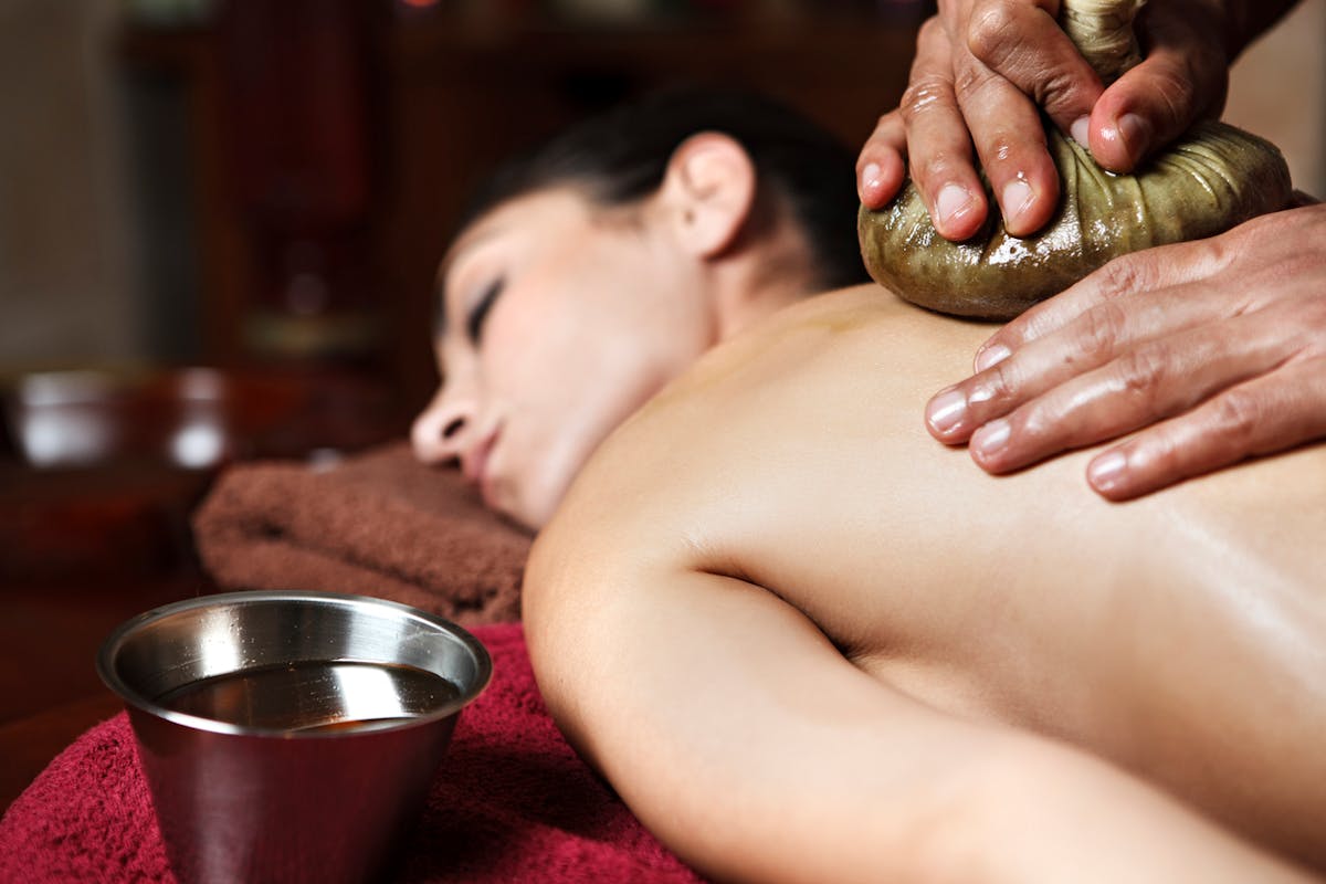 Huile de massage : les bienfaits d'un massage bien-être pour le corps