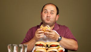 Fast-eating ou compétition alimentaire : un médecin révèle ce que cela implique pour le corps