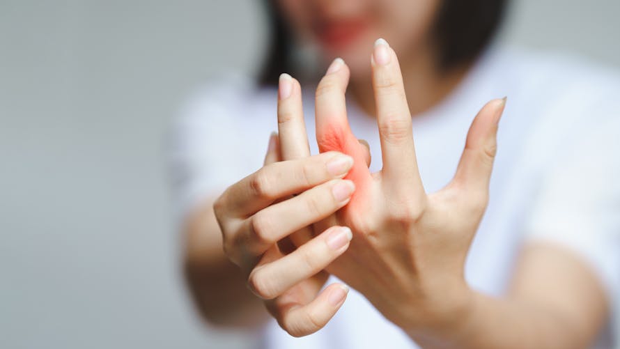 Douleur au doigt due à une polyarthrite rhumatoïde