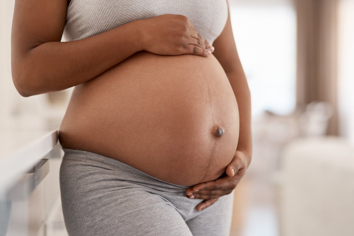 Comment évolue le ventre d'une femme enceinte au cours de la grossesse ?