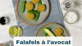 Falafels à l’avocat, salade de petites courgettes croquantes