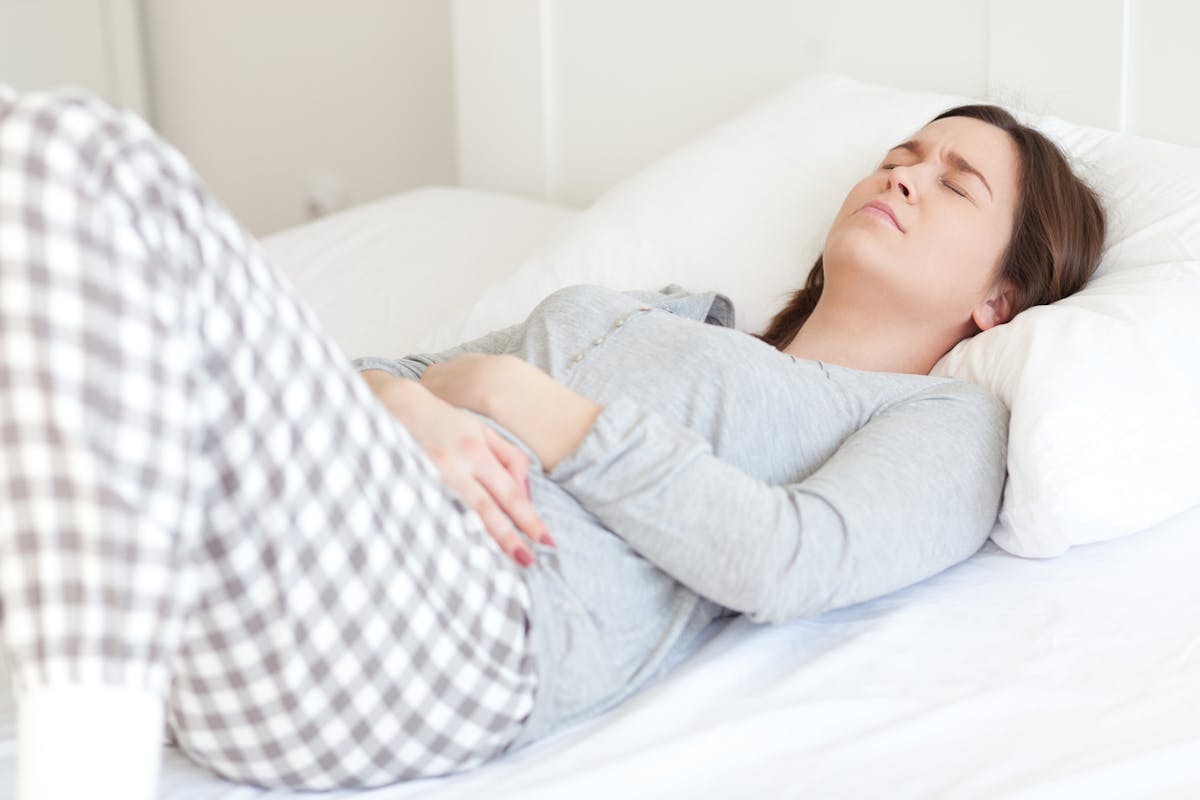 Maux de ventre nocturnes : causes et traitements | Santé Magazine
