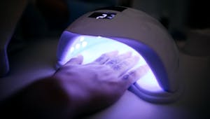 Lampes UV pour les manucures : elles endommageraient l’ADN
