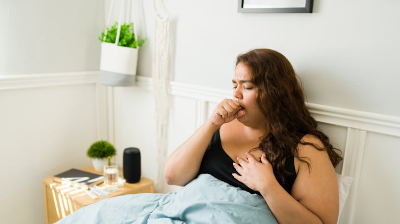 Une femme souffre de toux grasse
