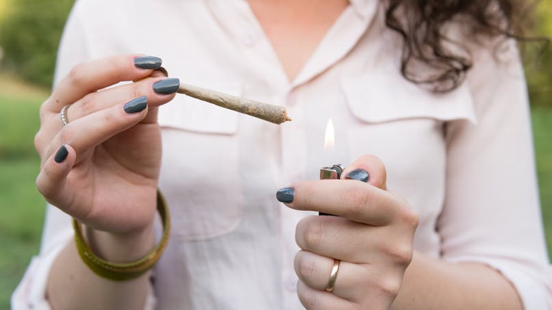 "« Quand on consomme du cannabis, l'âge moyen de diagnostic d'un cancer du poumon est de 53 ans", met en garde l'étude.