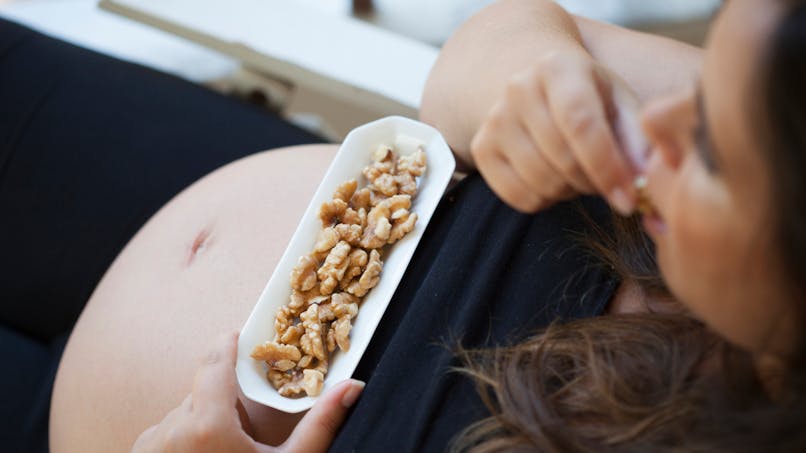 femme enceinte mangeant des noix