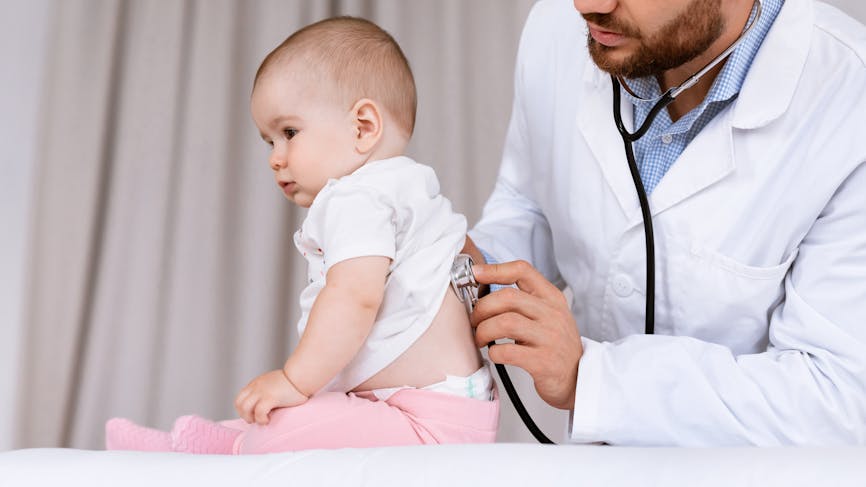Bébé malade ausculté par un médecin (pédiatre)