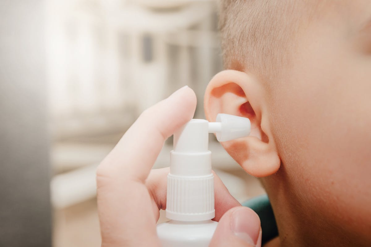 Comment bien nettoyer les oreilles de bébé ?