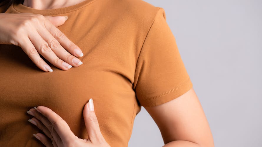 Mamelons, tétons : écoulement mammaire, rétractation… | Santé Magazine