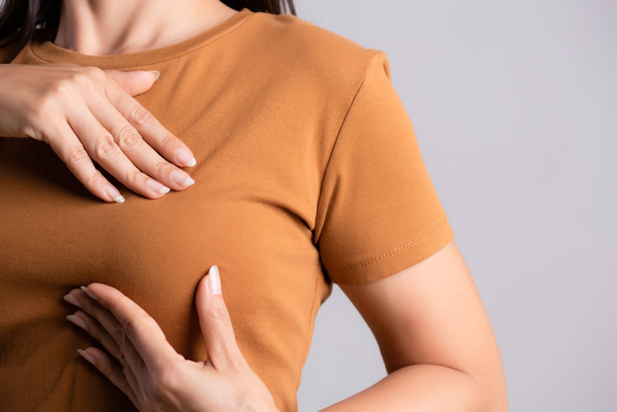 Mamelons, tétons : écoulement mammaire, rétractation… | Santé Magazine