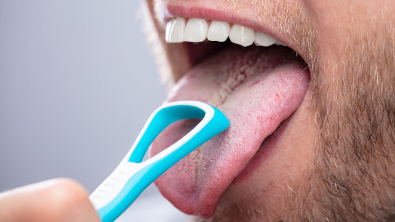 Un homme fait examiner sa langue chez le dentiste